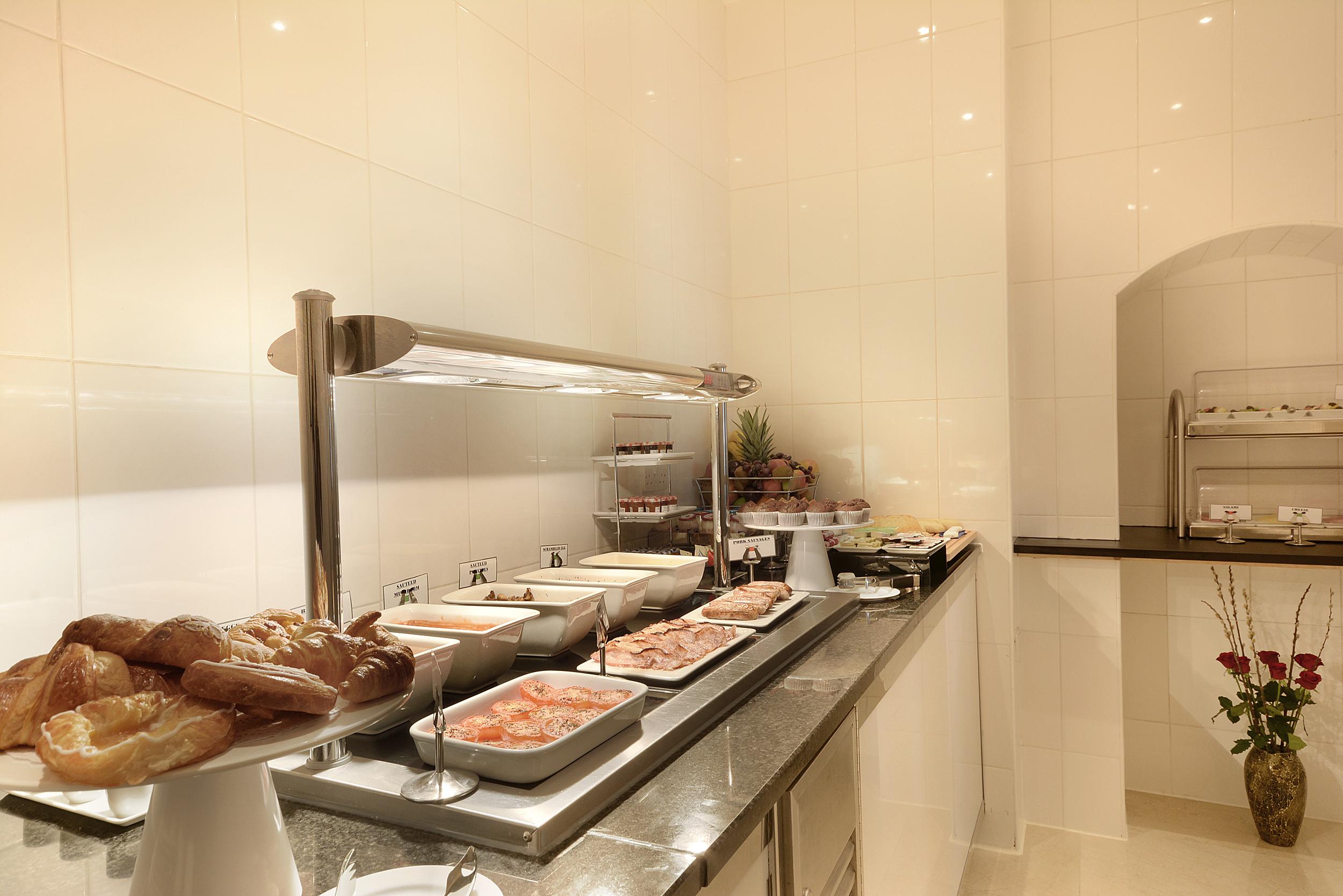 Hotel Park Grand London Lancaster Gate Zewnętrze zdjęcie A buffet at a hotel