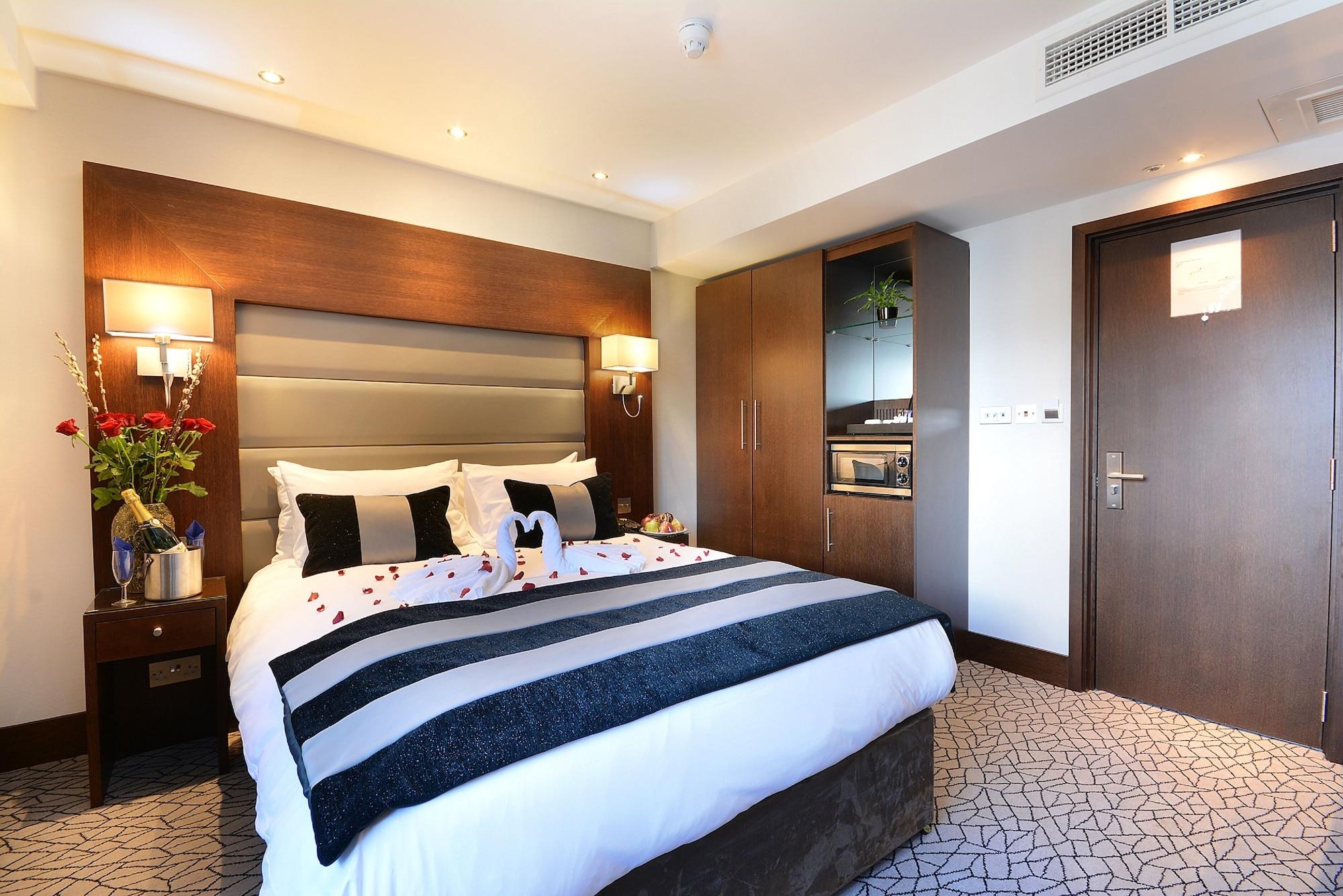 Hotel Park Grand London Lancaster Gate Zewnętrze zdjęcie A bedroom at the hotel