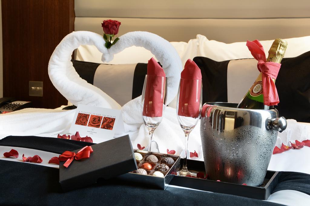 Hotel Park Grand London Lancaster Gate Zewnętrze zdjęcie A romantic setting in a hotel room