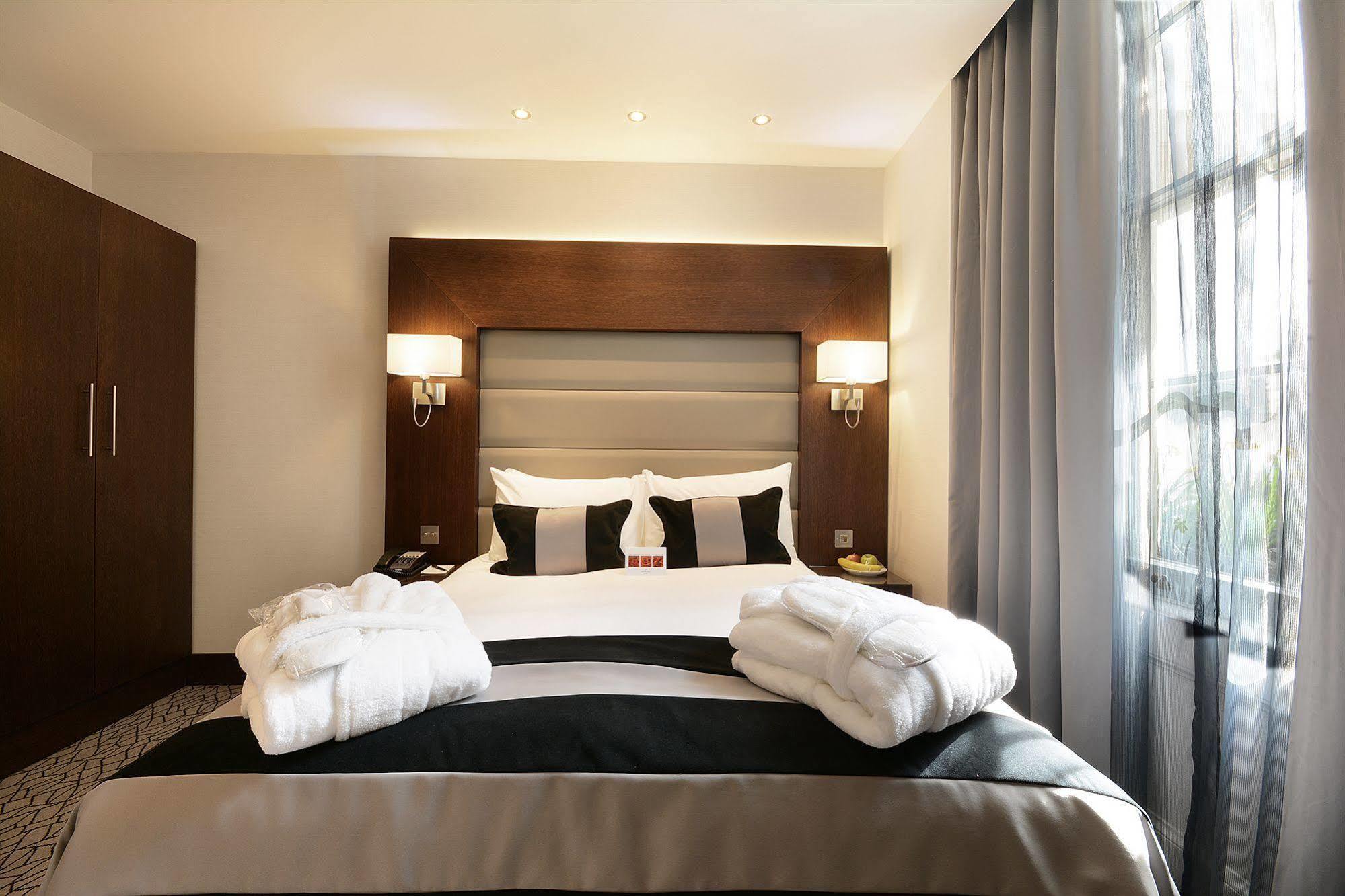 Hotel Park Grand London Lancaster Gate Zewnętrze zdjęcie A bedroom at the hotel